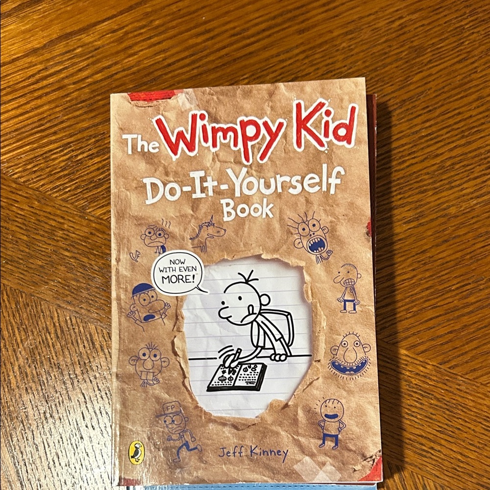 Diary of a Wimpy Kid: Dog Days Book - Picture 4 of 11